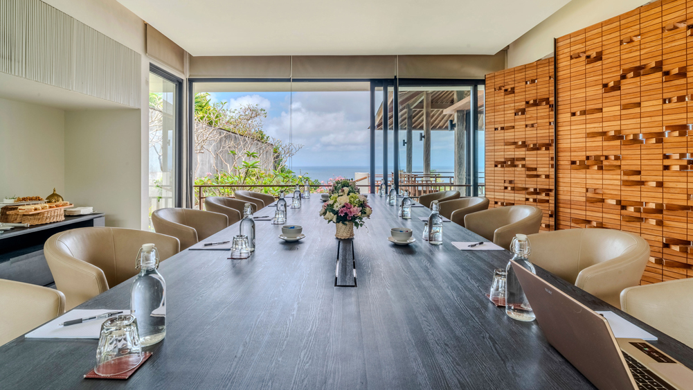 Sohamsa Estate - Villa Soham - Well-equipped meeting room with ocean view